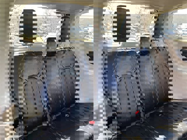 Used 2024 Chrysler Pacifica Touring-L image 27