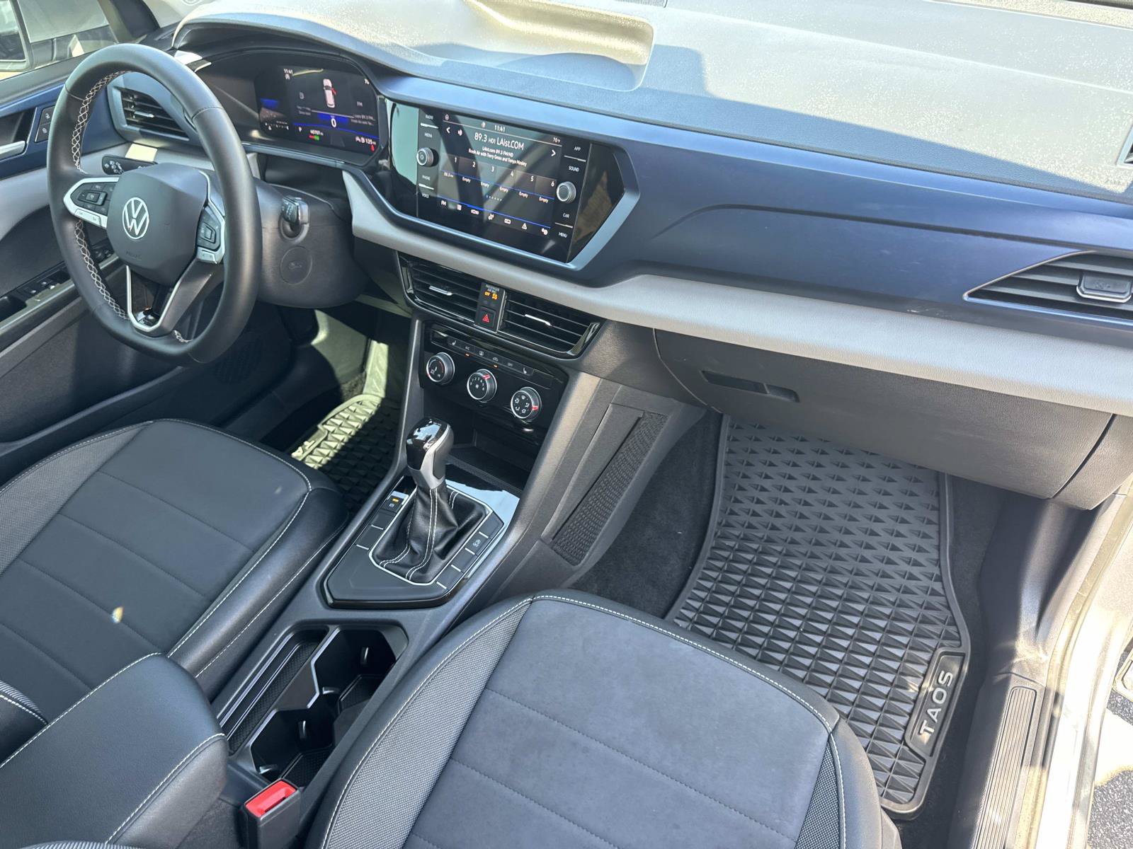 Certified 2023 Volkswagen Taos SE w/ Black Wheel Package FWD image 32