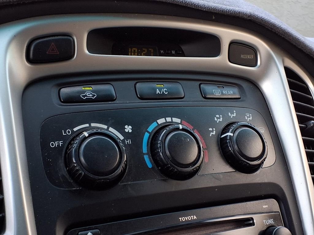 Used 2005 Toyota Highlander 2WD w/ 3rd Row image 7