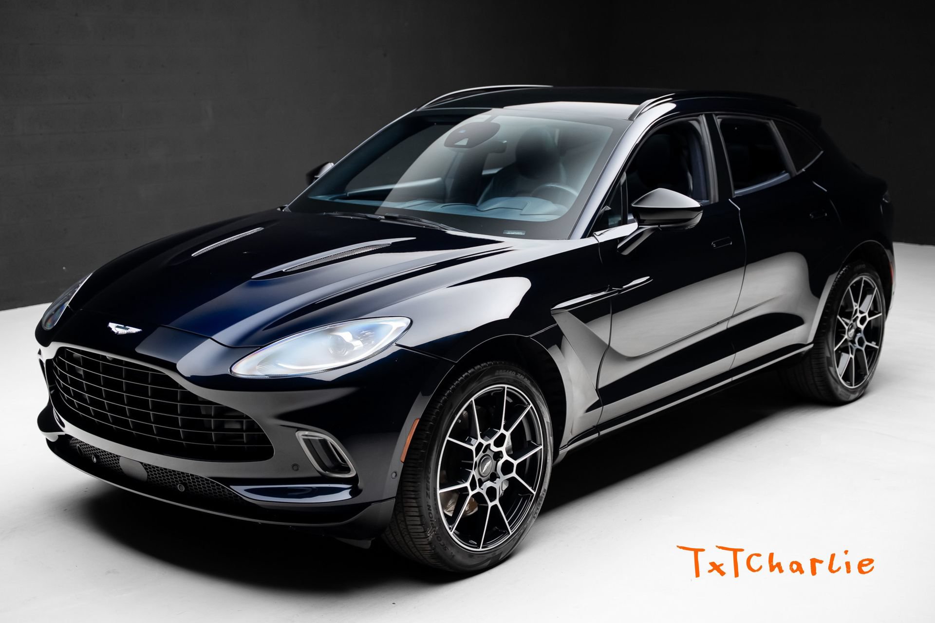 Used 2021 Aston Martin DBX AWD/4WD image 1