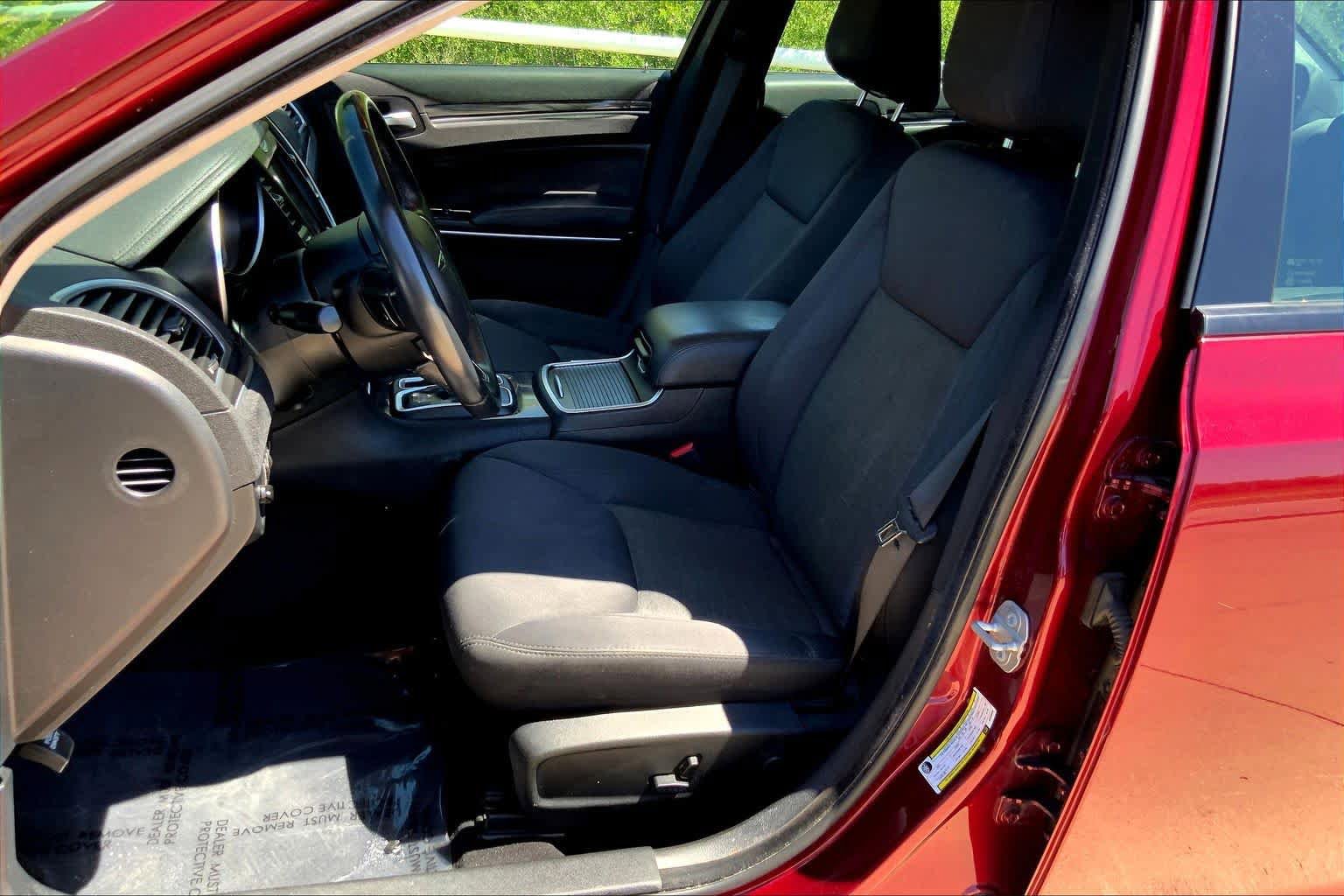Used 2019 Chrysler 300 Touring w/ Sport Appearance Package image 7