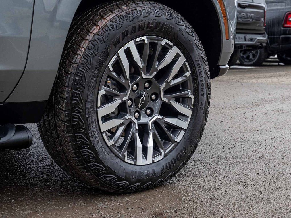 Used 2025 Chevrolet Suburban Z71 image 10