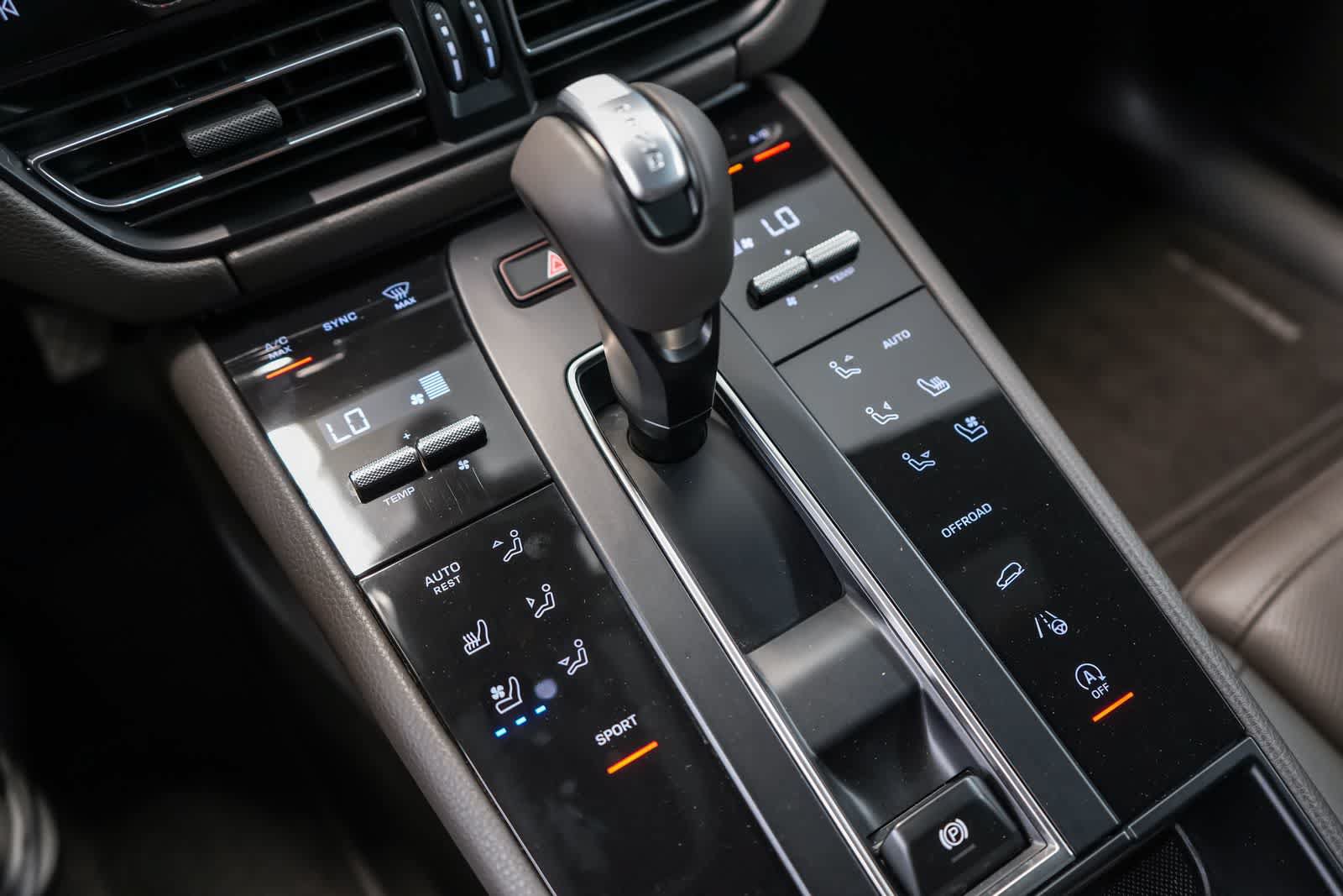 Certified 2024 Porsche Macan AWD/4WD image 24