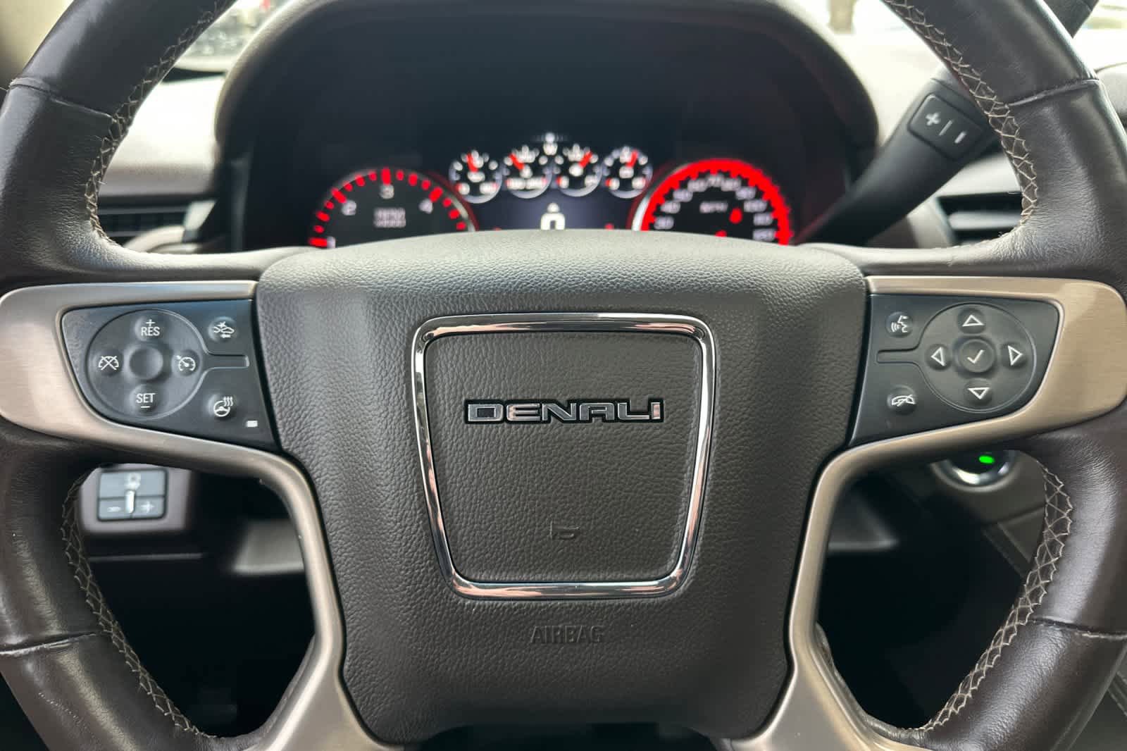 Used 2015 GMC Yukon Denali w/ Premium Package image 25