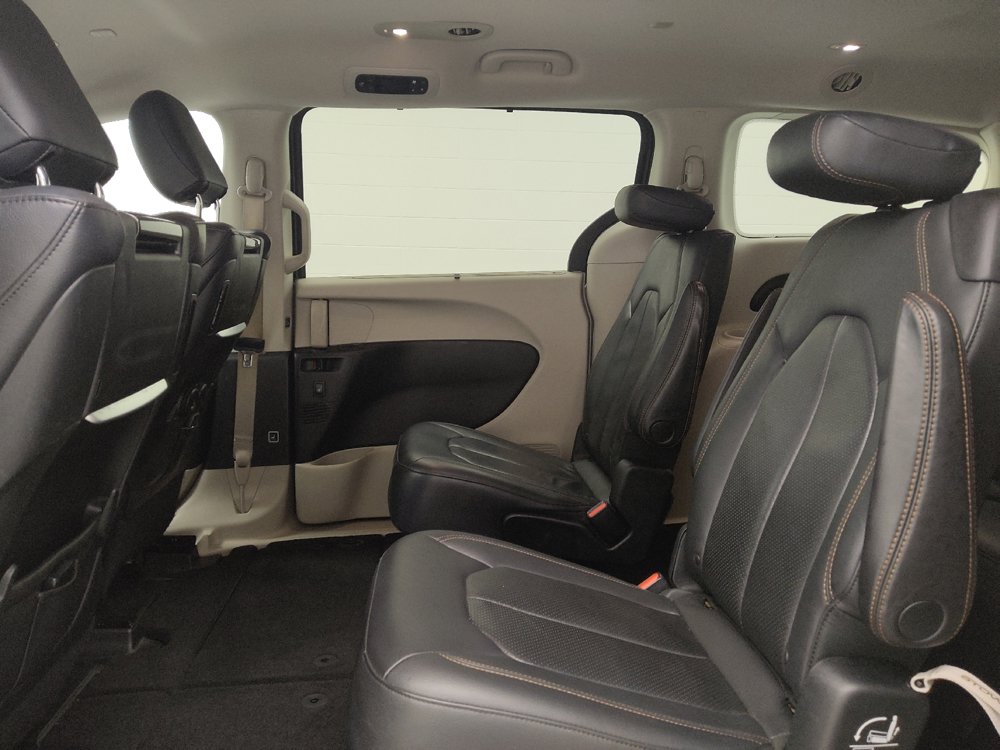 Used 2018 Chrysler Pacifica Touring-L Plus w/ Advanced Safetytec Group FWD image 18