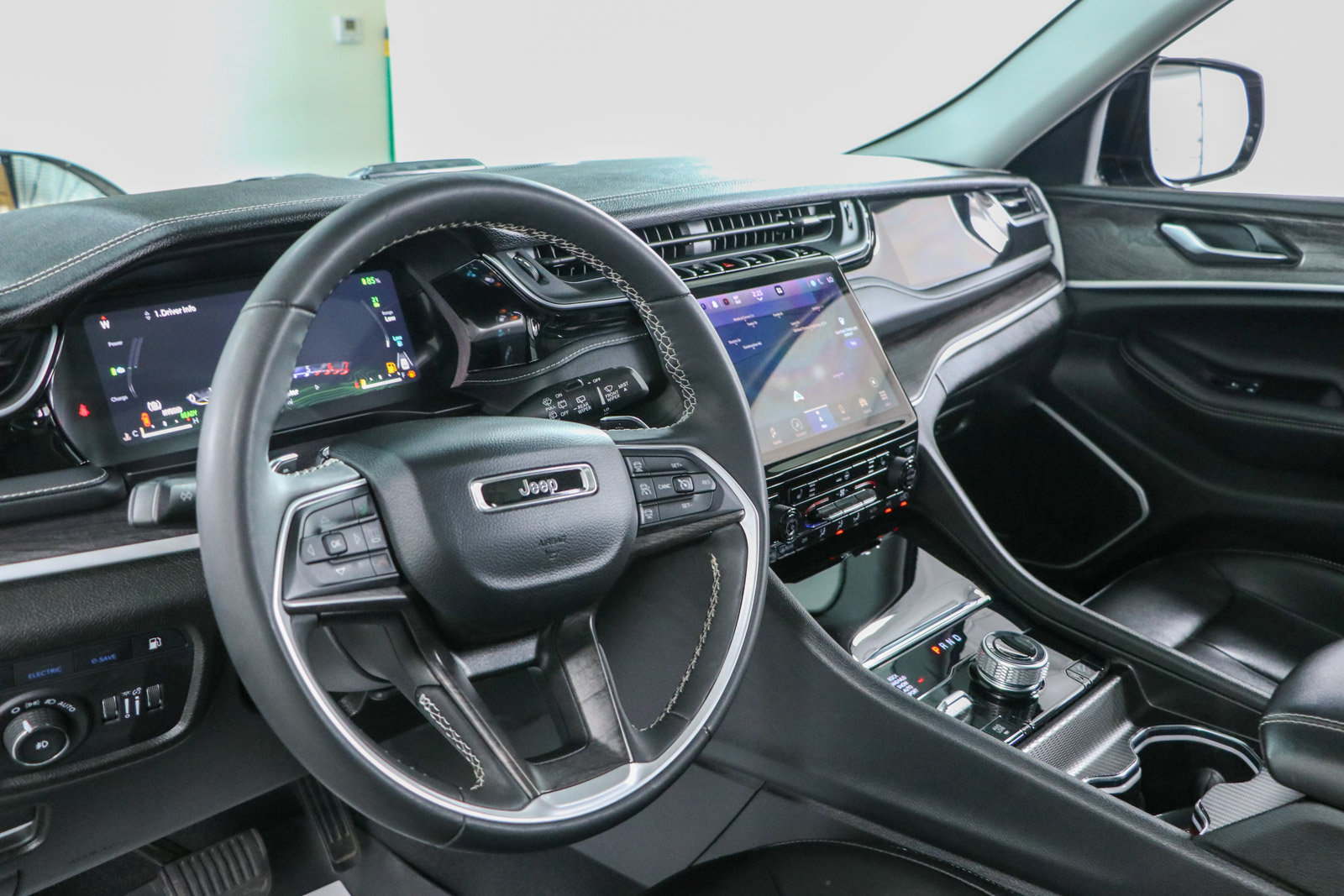 Used 2023 Jeep Grand Cherokee 4WD 4xe image 24