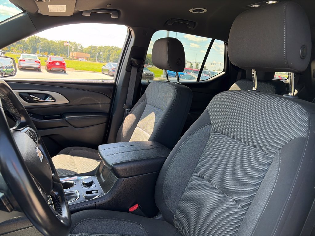 Used 2023 Chevrolet Traverse LT FWD image 16