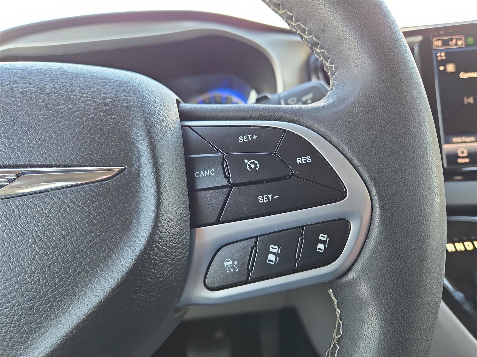 Used 2023 Chrysler Pacifica Touring-L FWD image 12