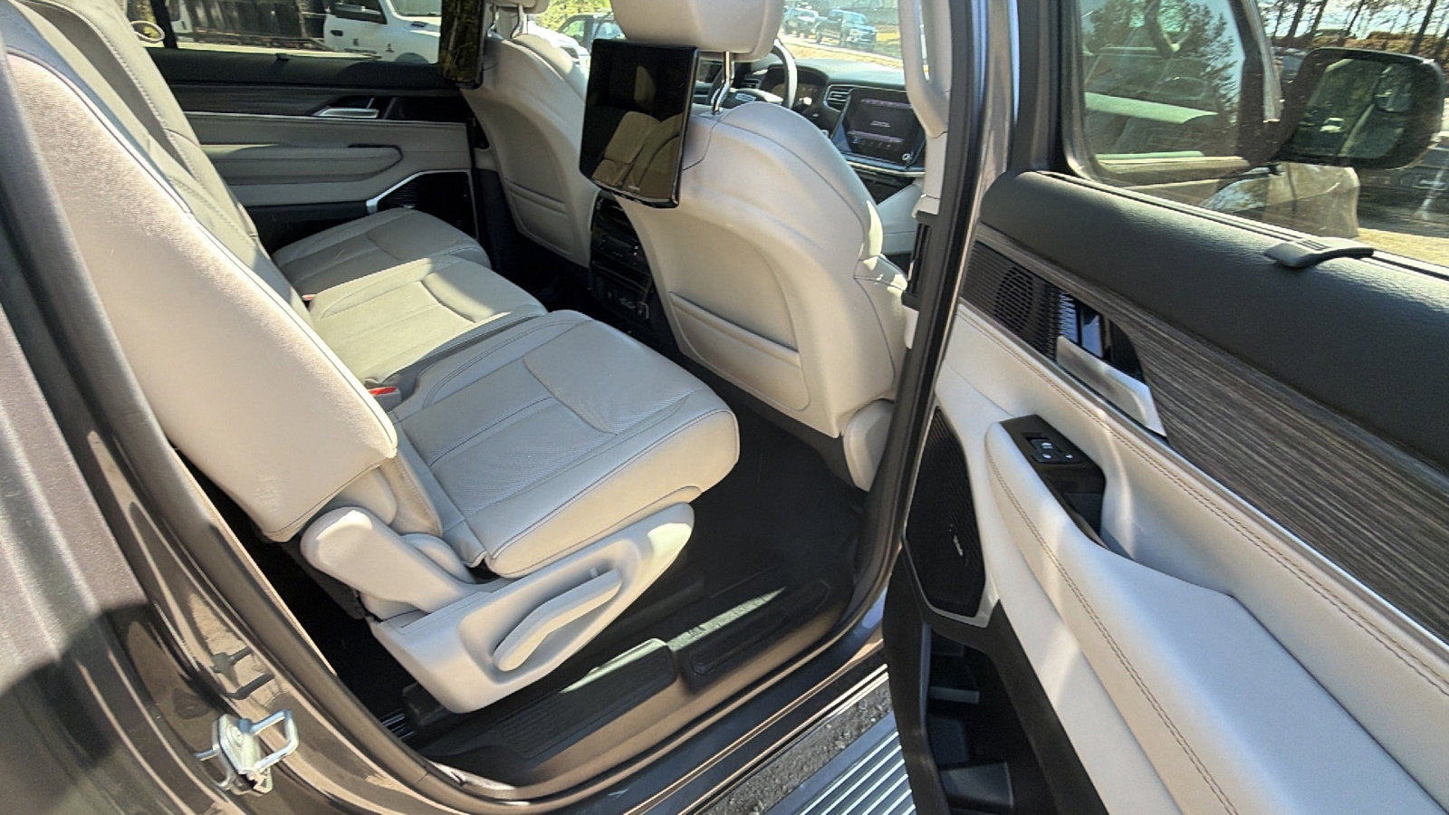 Used 2024 Jeep Wagoneer L Series III w/ Premium Group I image 22