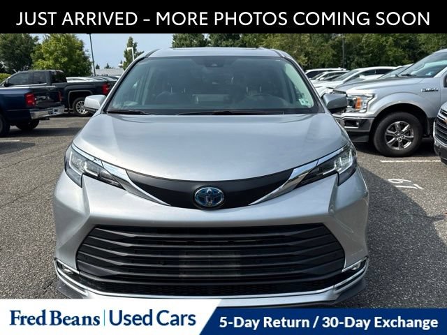 Used 2023 Toyota Sienna XLE w/ XLE Plus Package AWD/4WD image 2