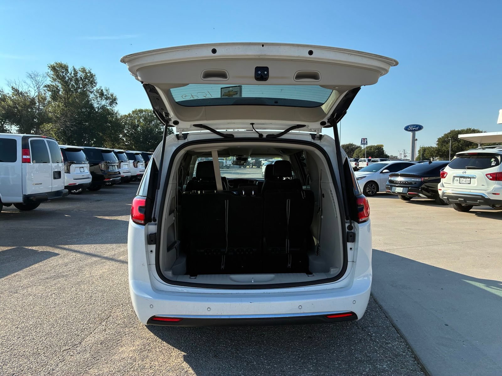 Used 2024 Chrysler Pacifica Touring-L FWD image 9