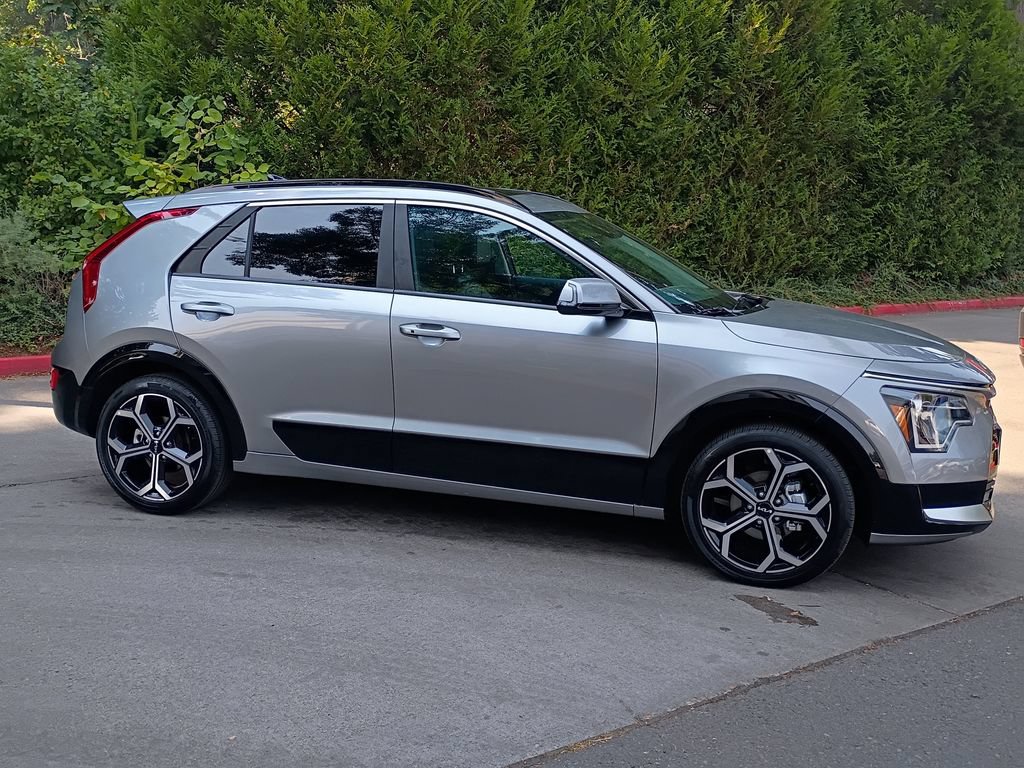 Certified 2025 Kia Niro FWD image 3