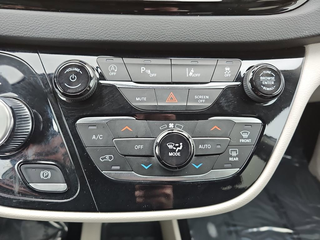 Used 2024 Chrysler Pacifica Touring-L FWD image 22