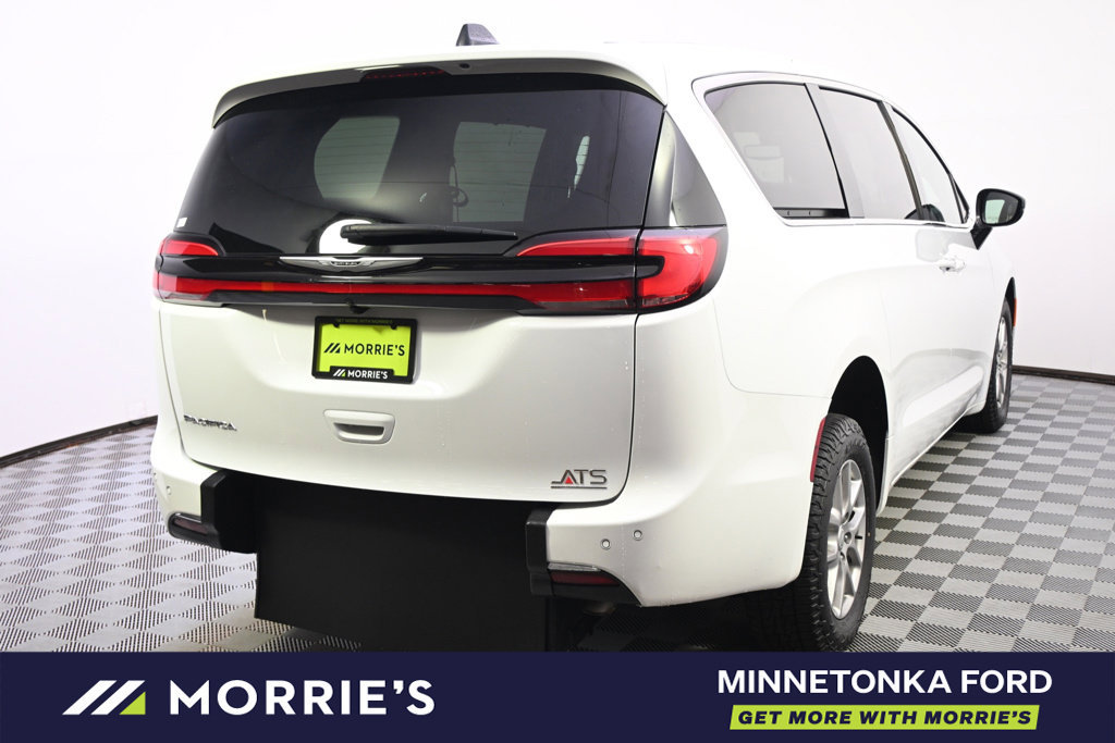 Used 2026 Chrysler Pacifica Select FWD image 7