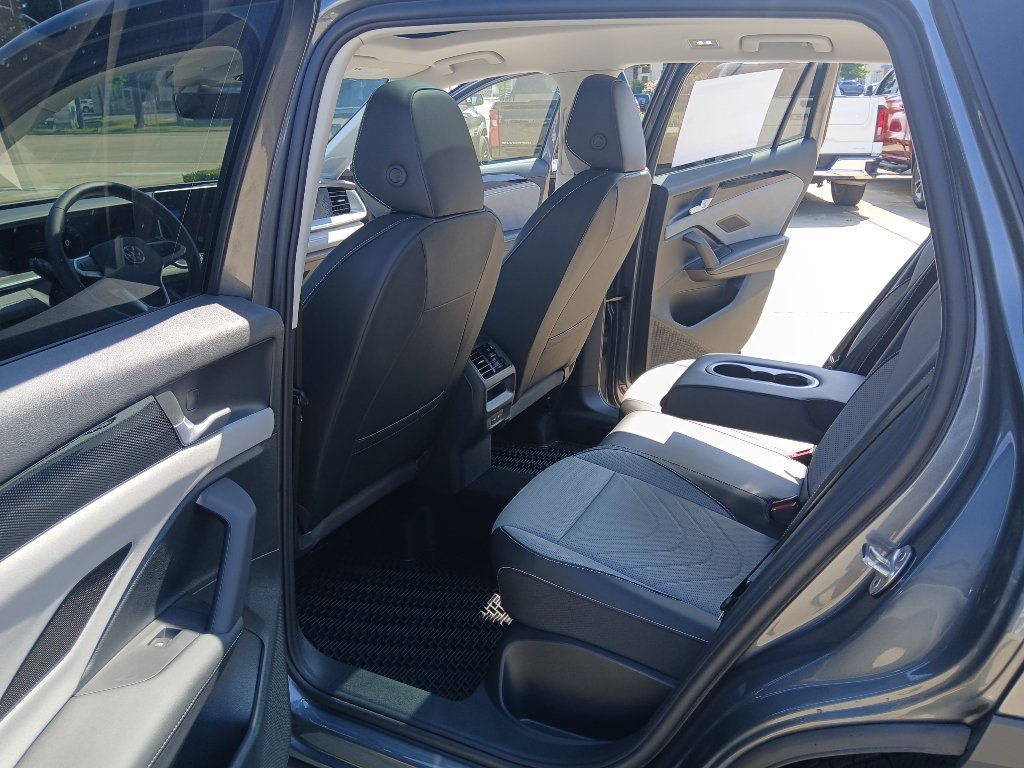New 2026 Volkswagen Tiguan SE FWD image 20