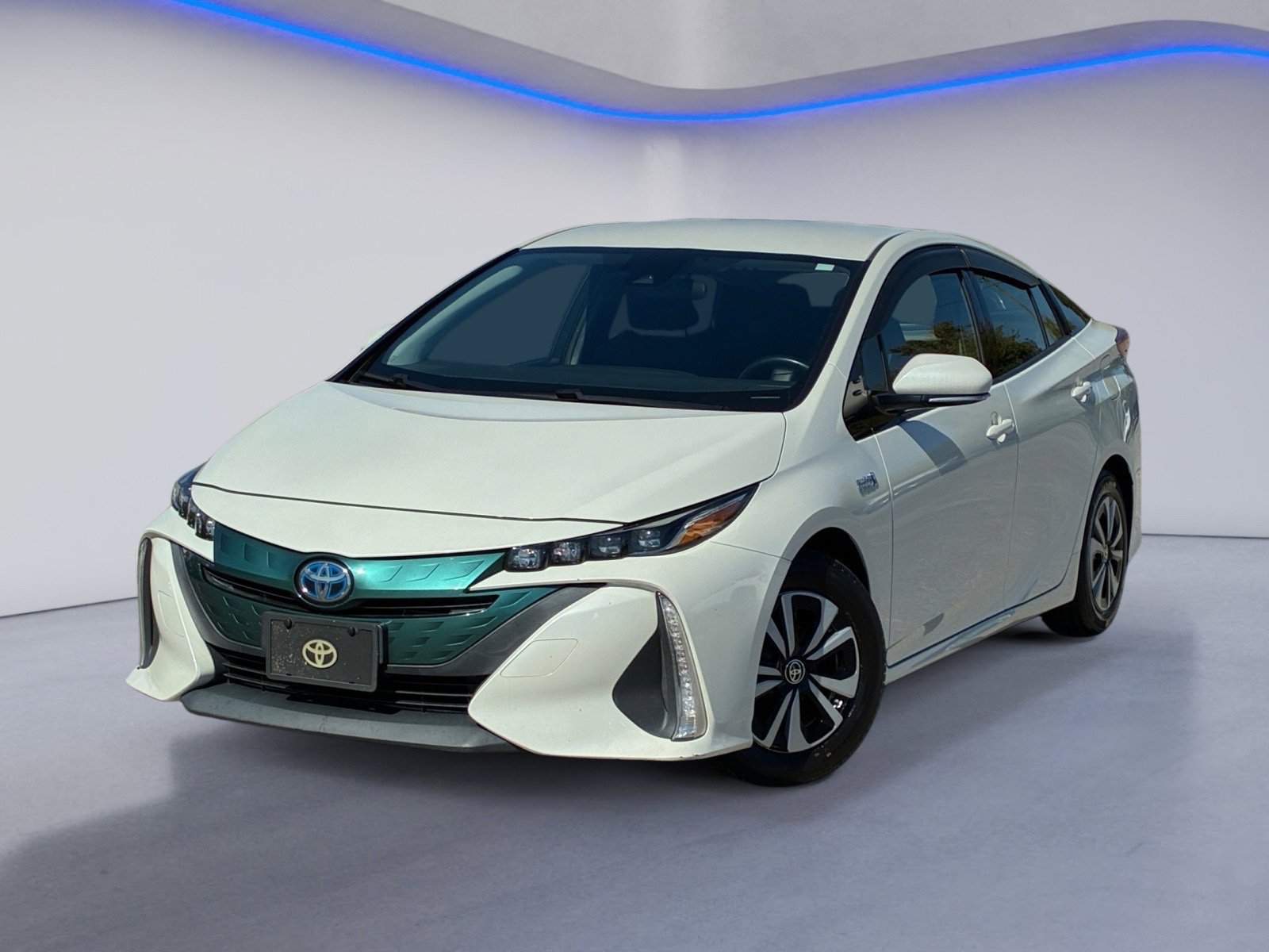 Used 2018 Toyota Prius Prime Plus FWD image 2