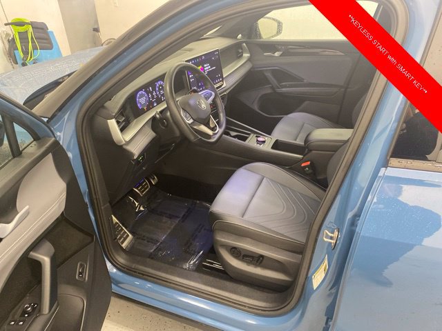 Used 2025 Volkswagen Tiguan SE R-Line AWD/4WD image 9