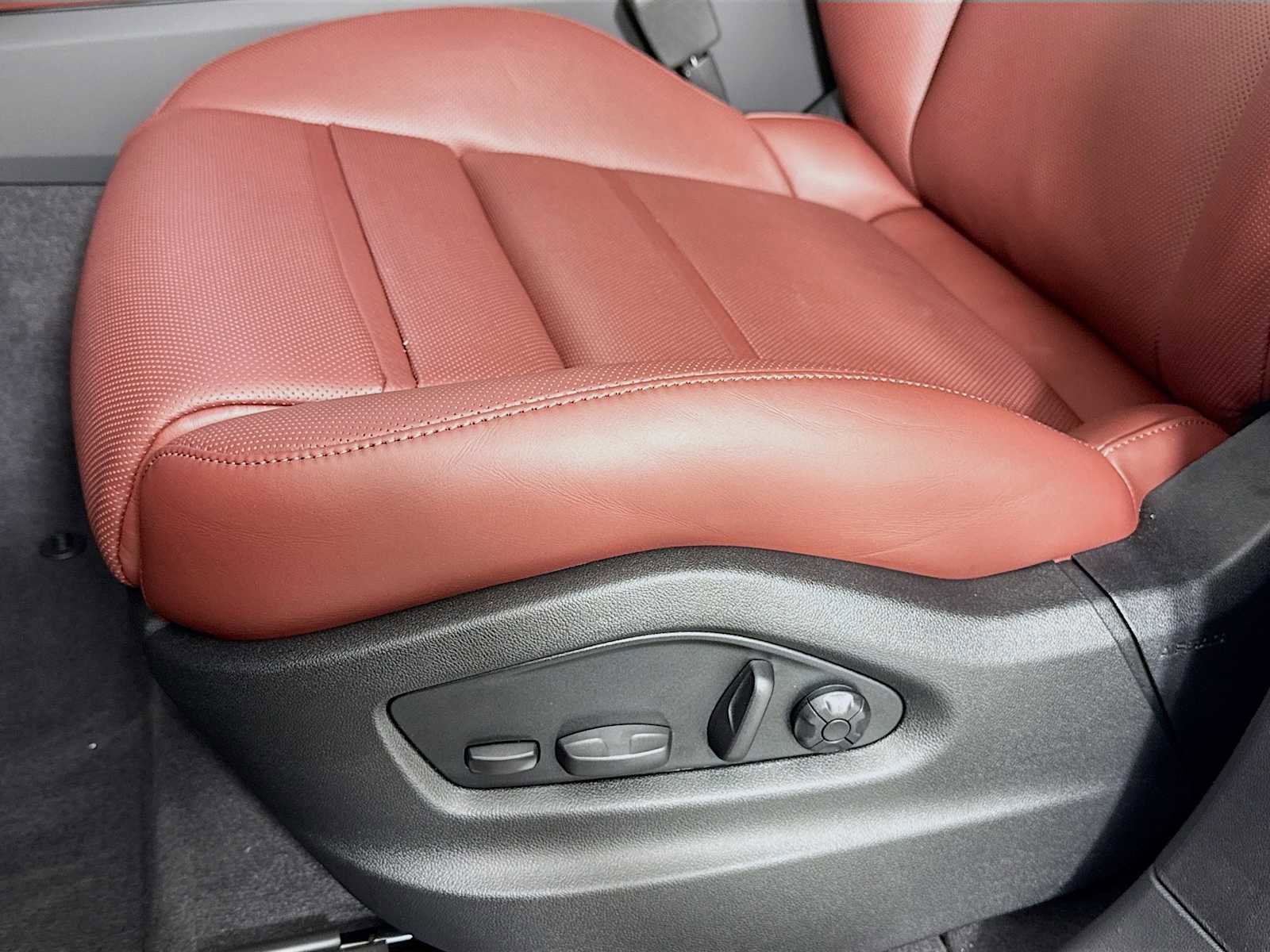 New 2025 Porsche Cayenne image 13