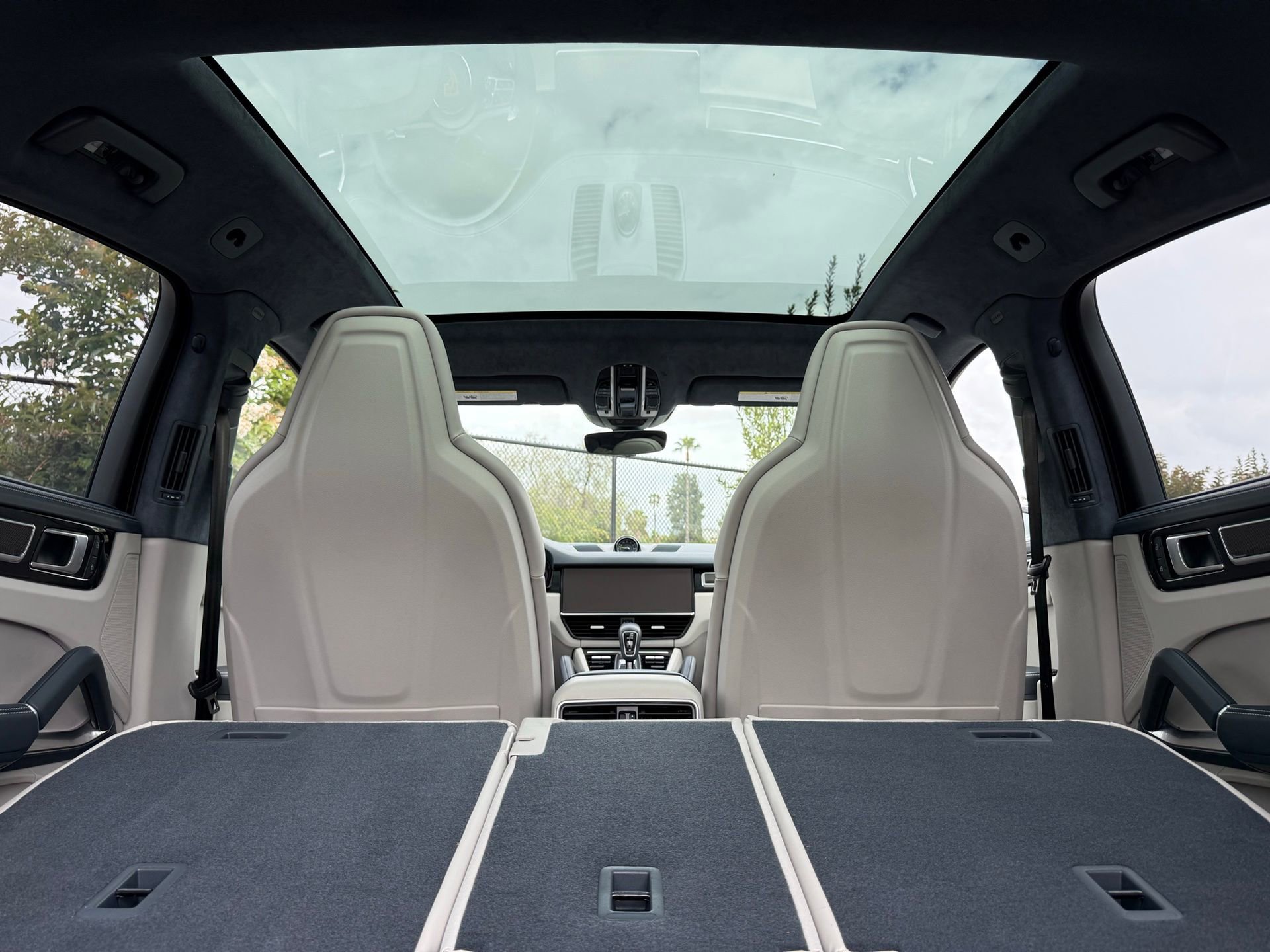 Certified 2022 Porsche Cayenne Turbo S AWD/4WD image 37