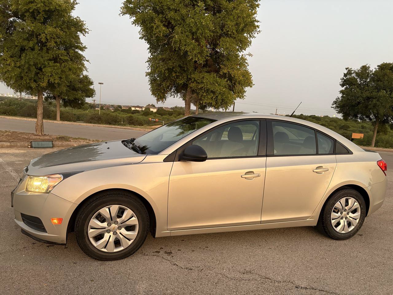 Used 2013 Chevrolet Cruze LS FWD image 2