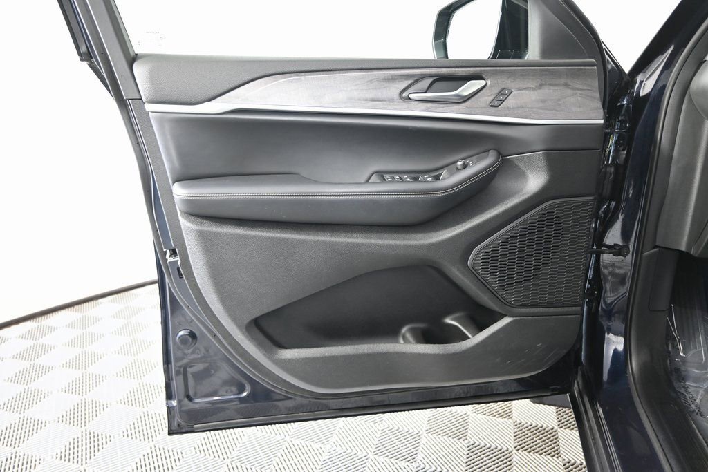 Used 2023 Jeep Grand Cherokee Limited image 22