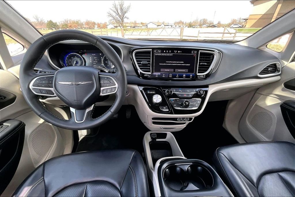 Used 2023 Chrysler Pacifica Touring-L image 13