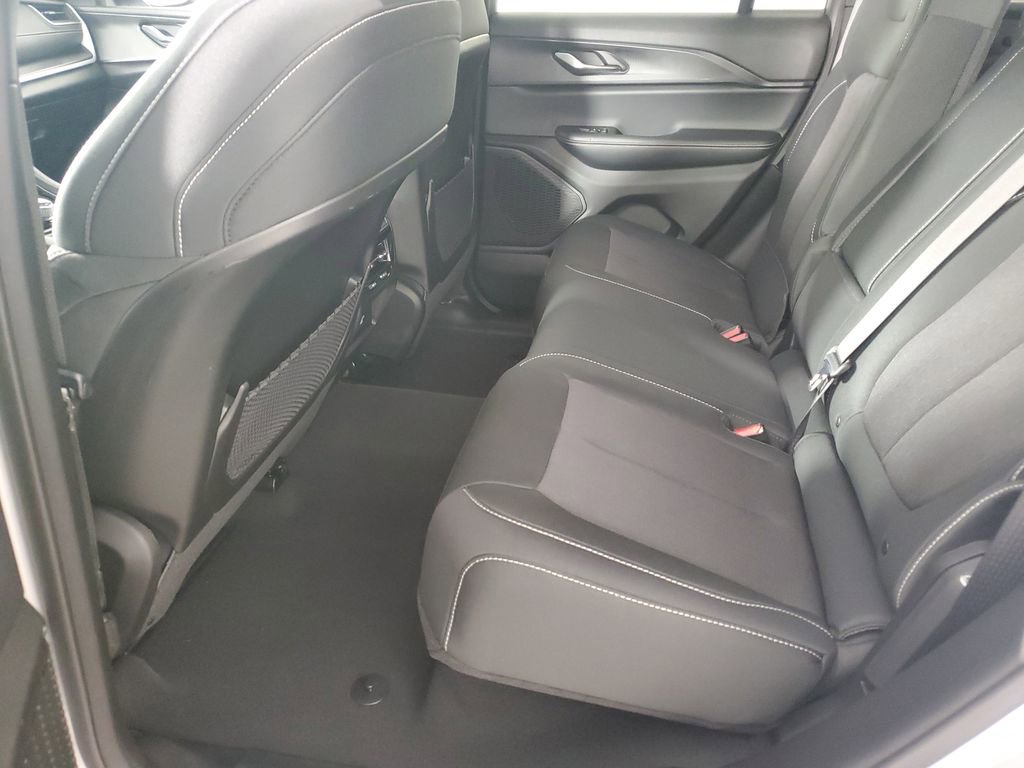 Used 2025 Jeep Grand Cherokee Laredo X image 13