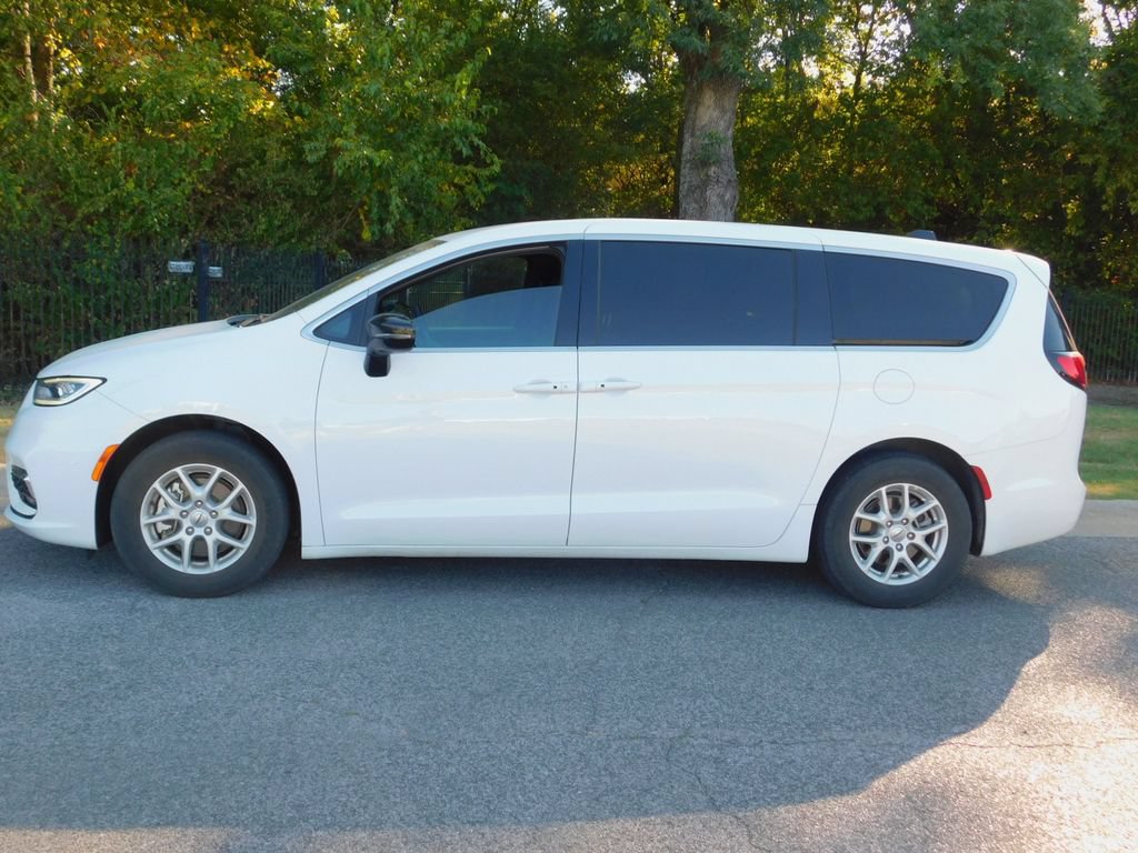 Used 2025 Chrysler Pacifica Select FWD image 8