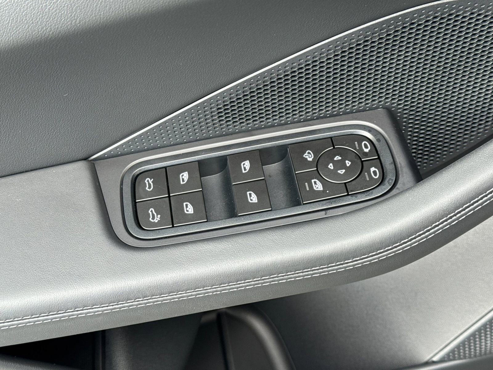 New 2026 Porsche Macan 4S Electric image 13