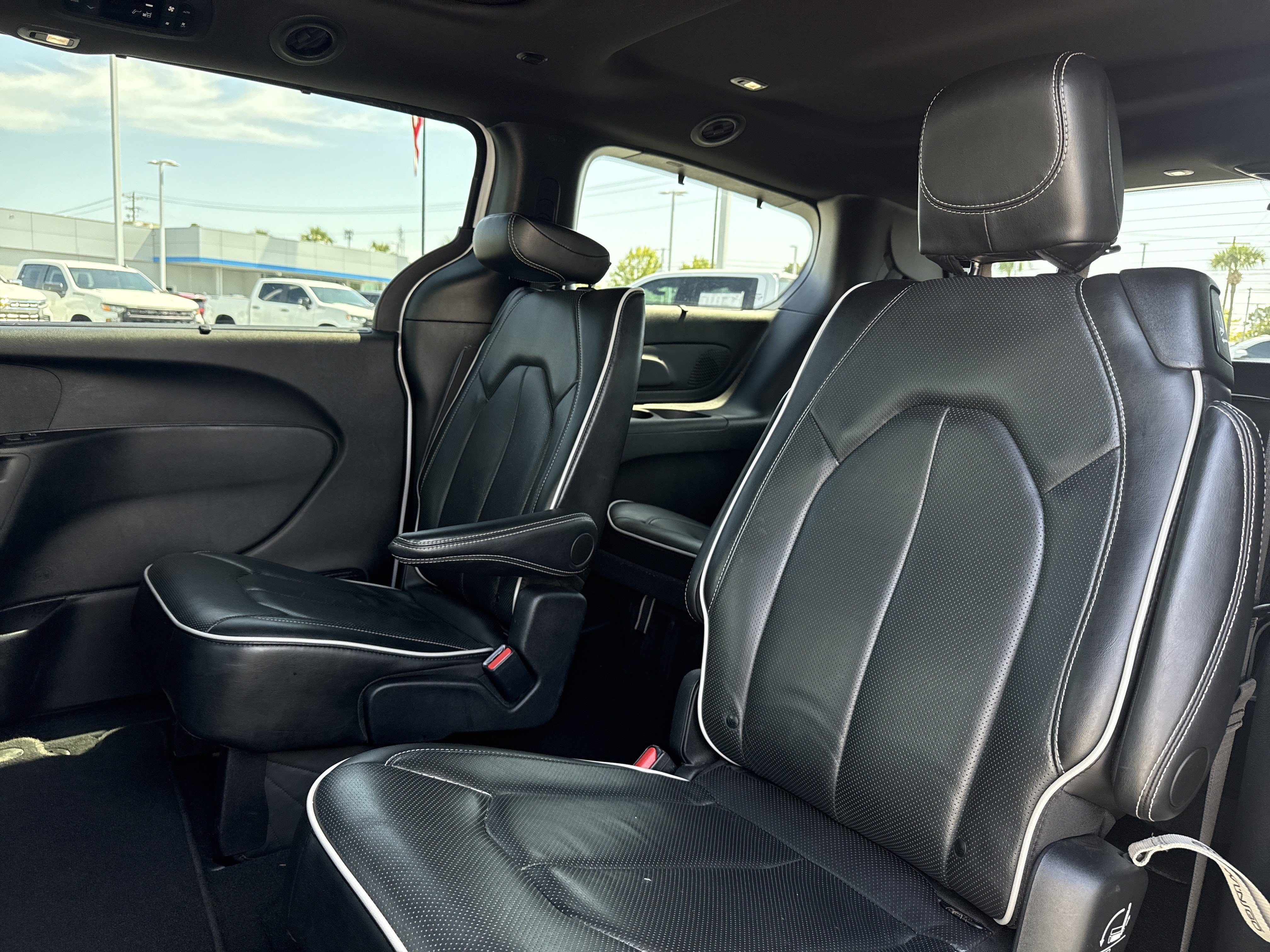 Used 2025 Chrysler Pacifica Limited FWD image 30