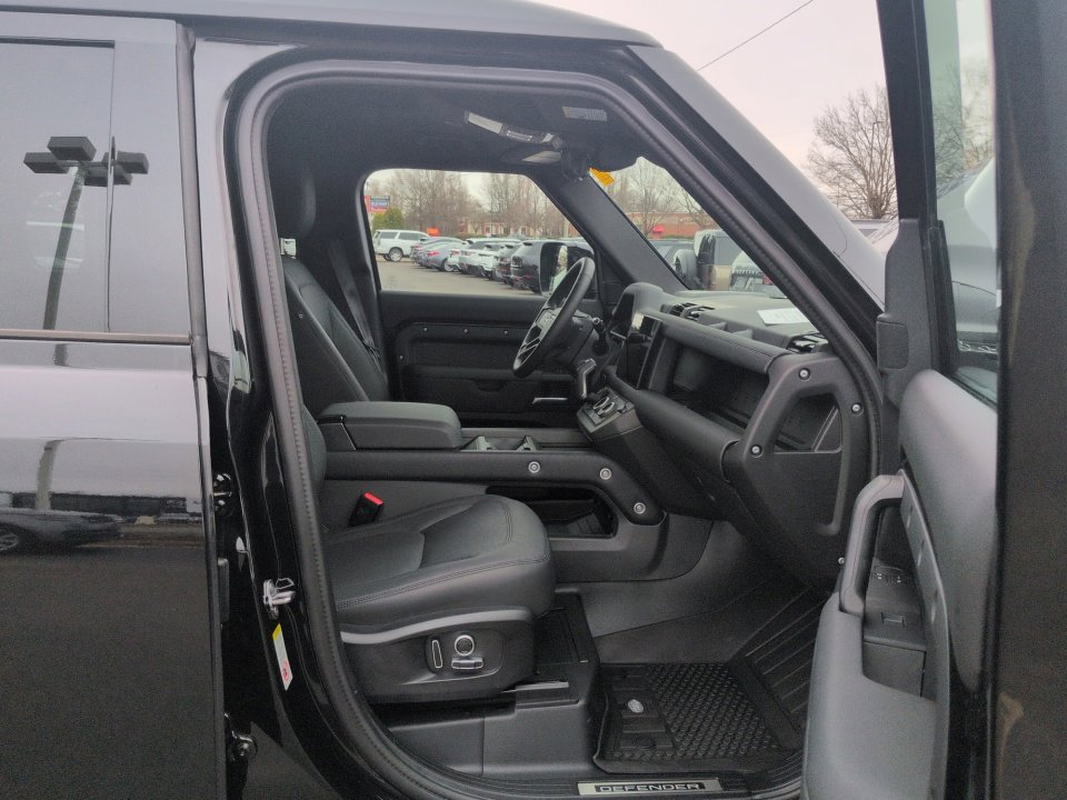Used 2025 Land Rover Defender 130 Outbound image 28