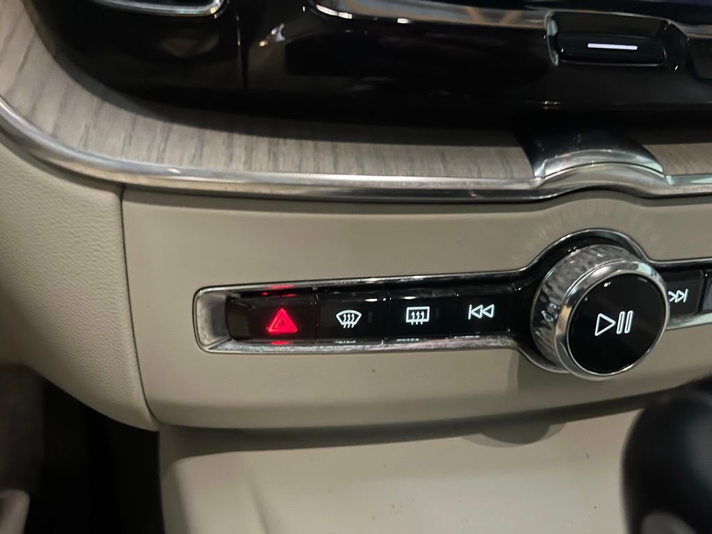 Used 2019 Volvo XC60 T5 Inscription AWD/4WD image 16