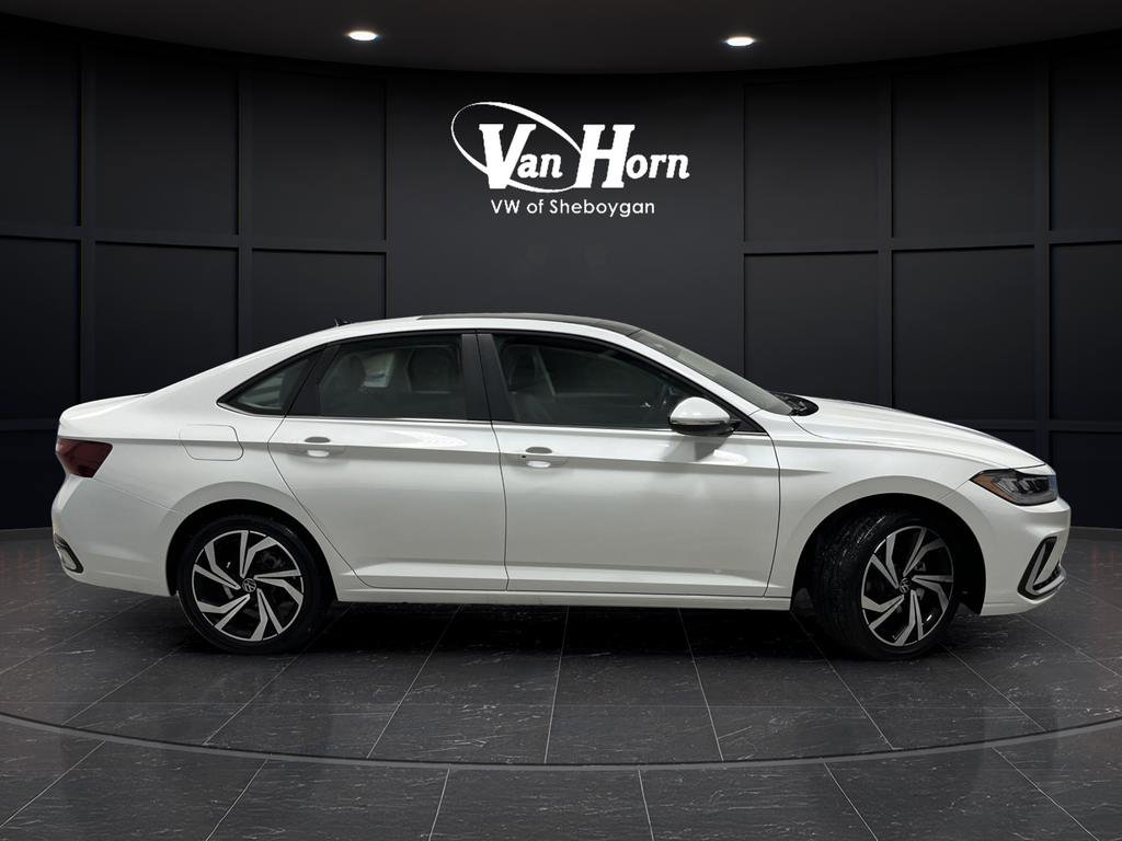 Used 2025 Volkswagen Jetta SEL image 2