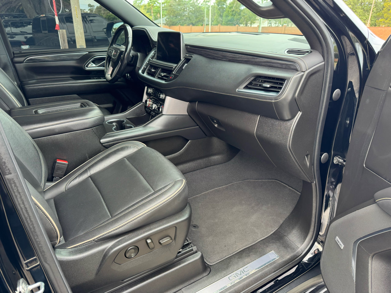 Used 2021 GMC Yukon SLT w/ SLT Premium Package image 13