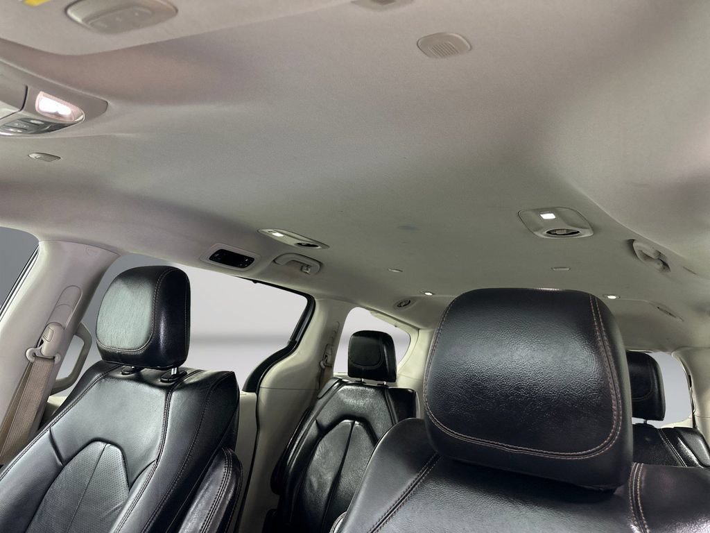 Used 2018 Chrysler Pacifica Touring-L FWD image 17
