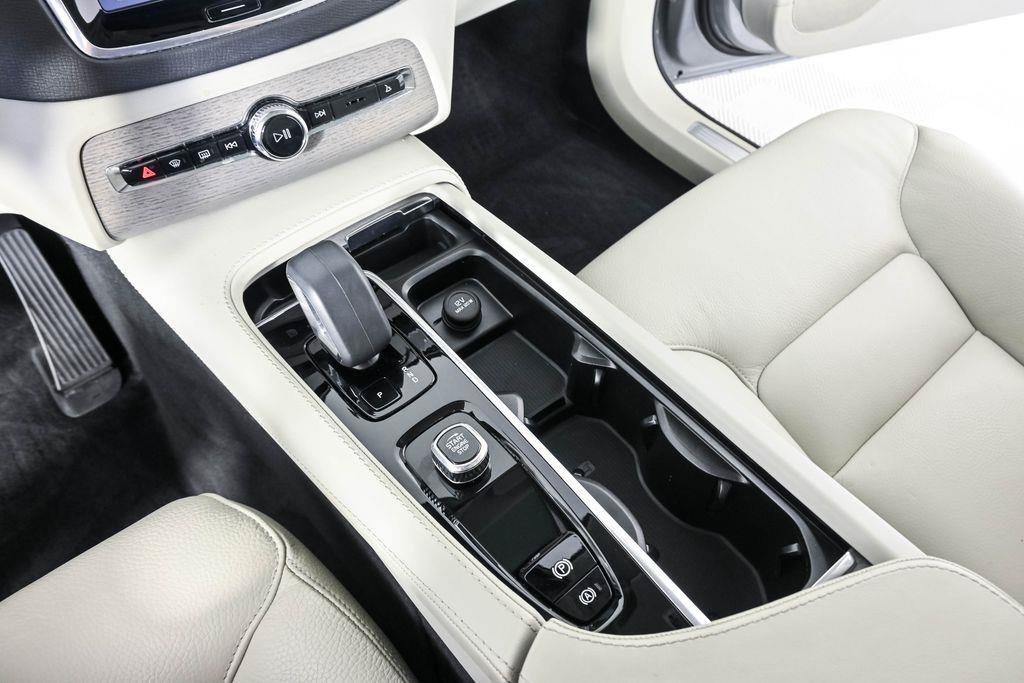Certified 2025 Volvo XC90 T8 Plus w/ Protection Package Premier AWD/4WD image 18