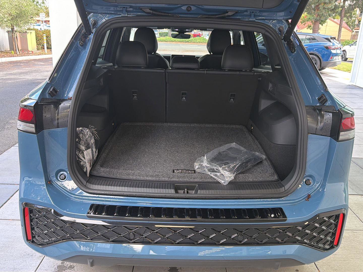 Certified 2025 Volkswagen Tiguan SE R-Line AWD/4WD image 13