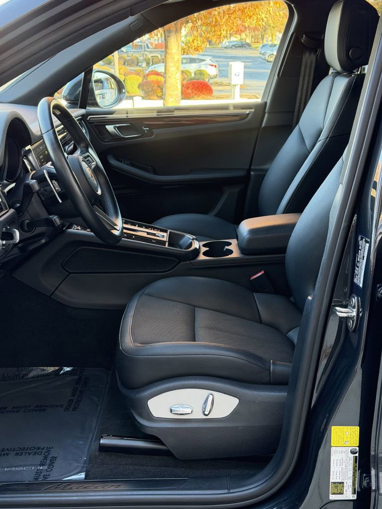 Used 2022 Porsche Macan w/ Premium Package image 22