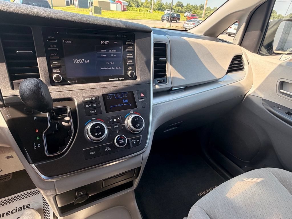 Used 2019 Toyota Sienna LE FWD image 27
