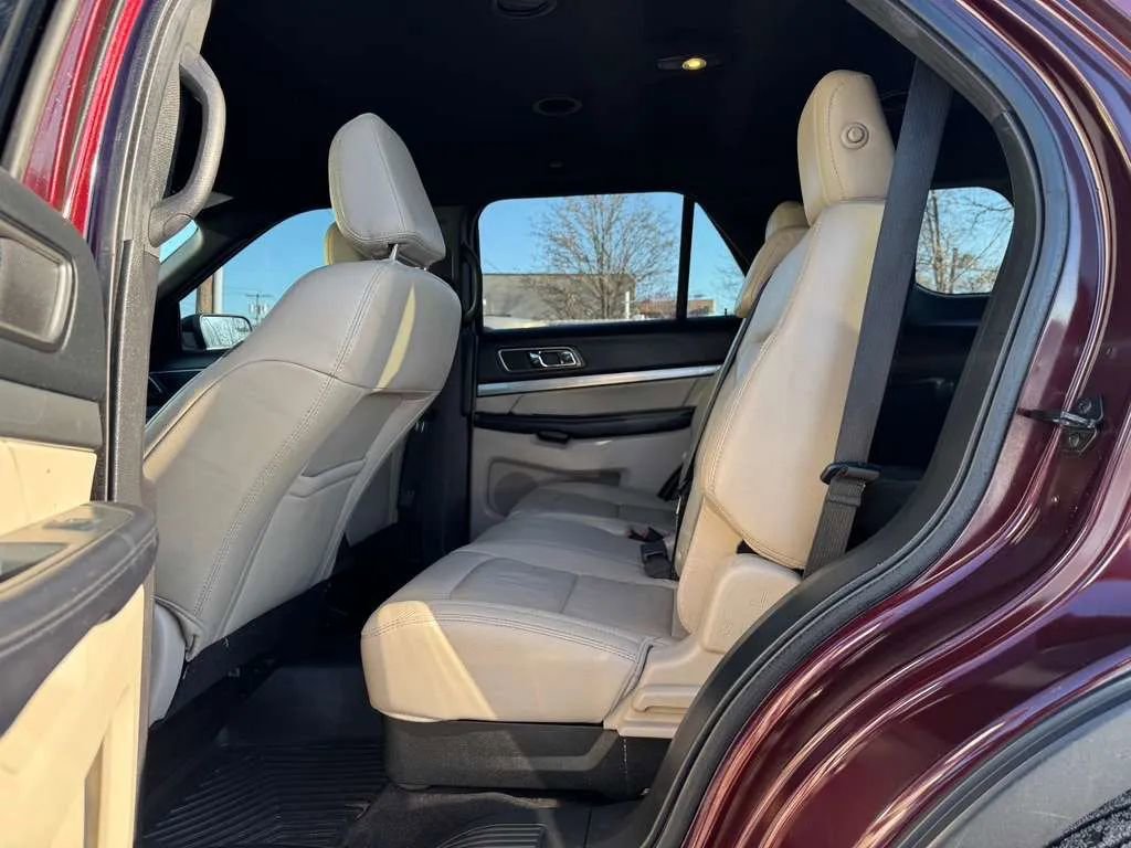 Used 2018 Ford Explorer XLT w/ Equipment Group 202A AWD/4WD image 11
