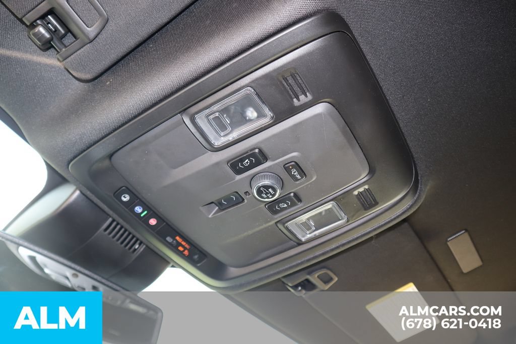 Used 2025 GMC Yukon Denali RWD image 36