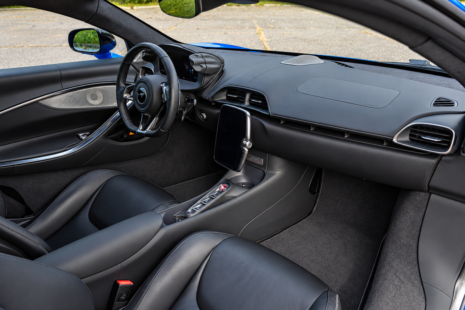 Used 2024 McLaren Artura RWD image 15