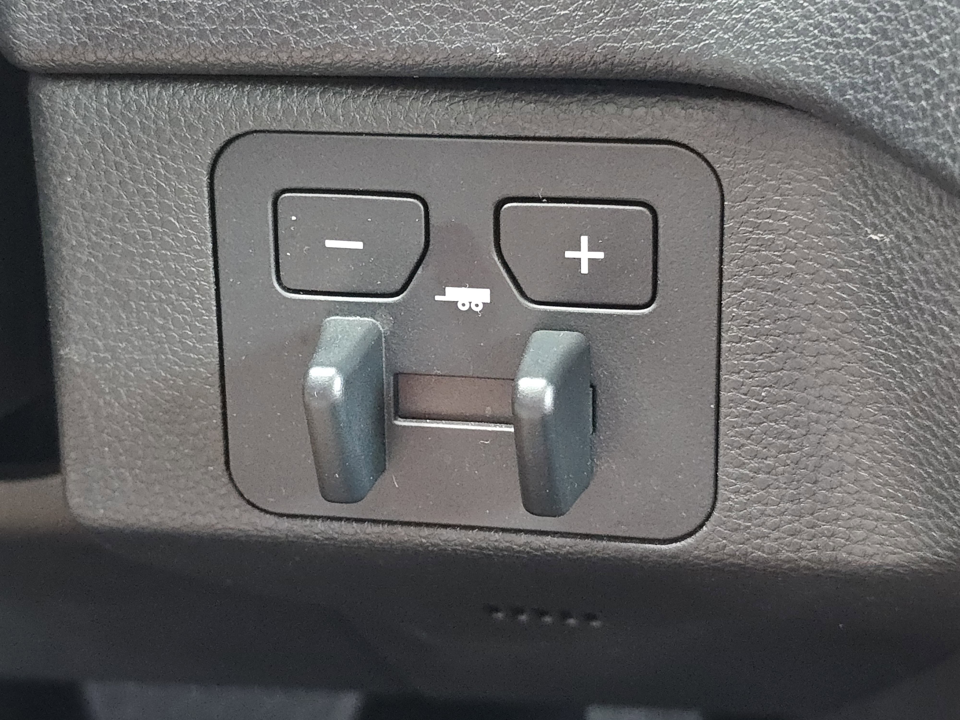 Used 2022 Toyota Tundra SR5 w/ SR5 Convenience Package image 6