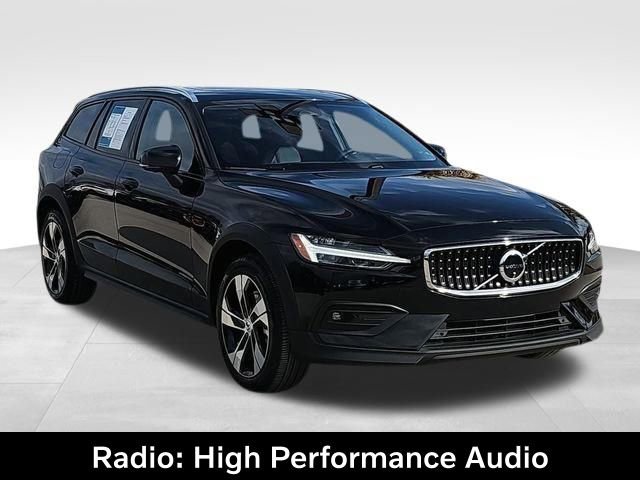 Used 2025 Volvo V60 B5 Cross Country Plus image 3