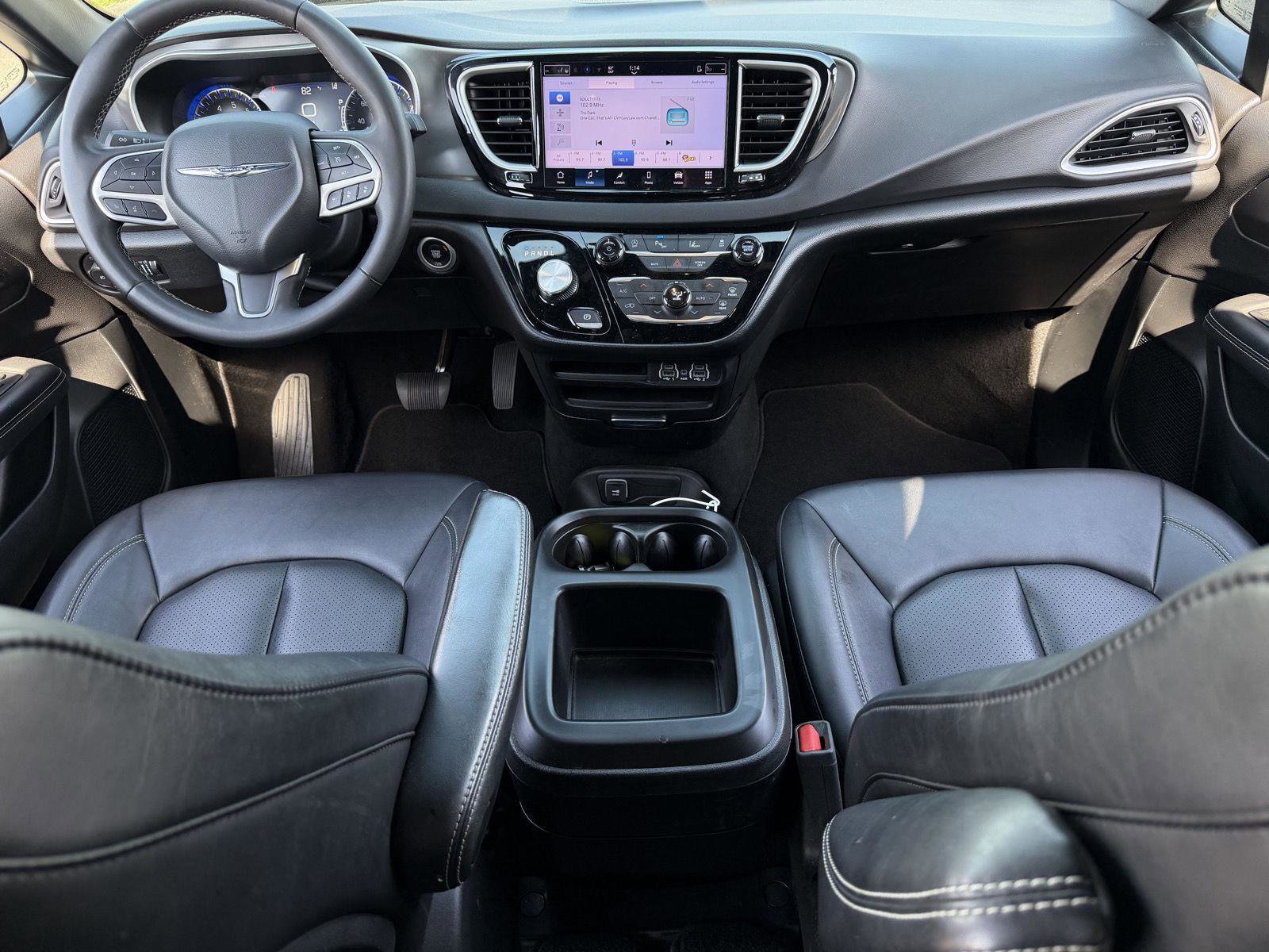 Used 2025 Chrysler Pacifica Select image 6