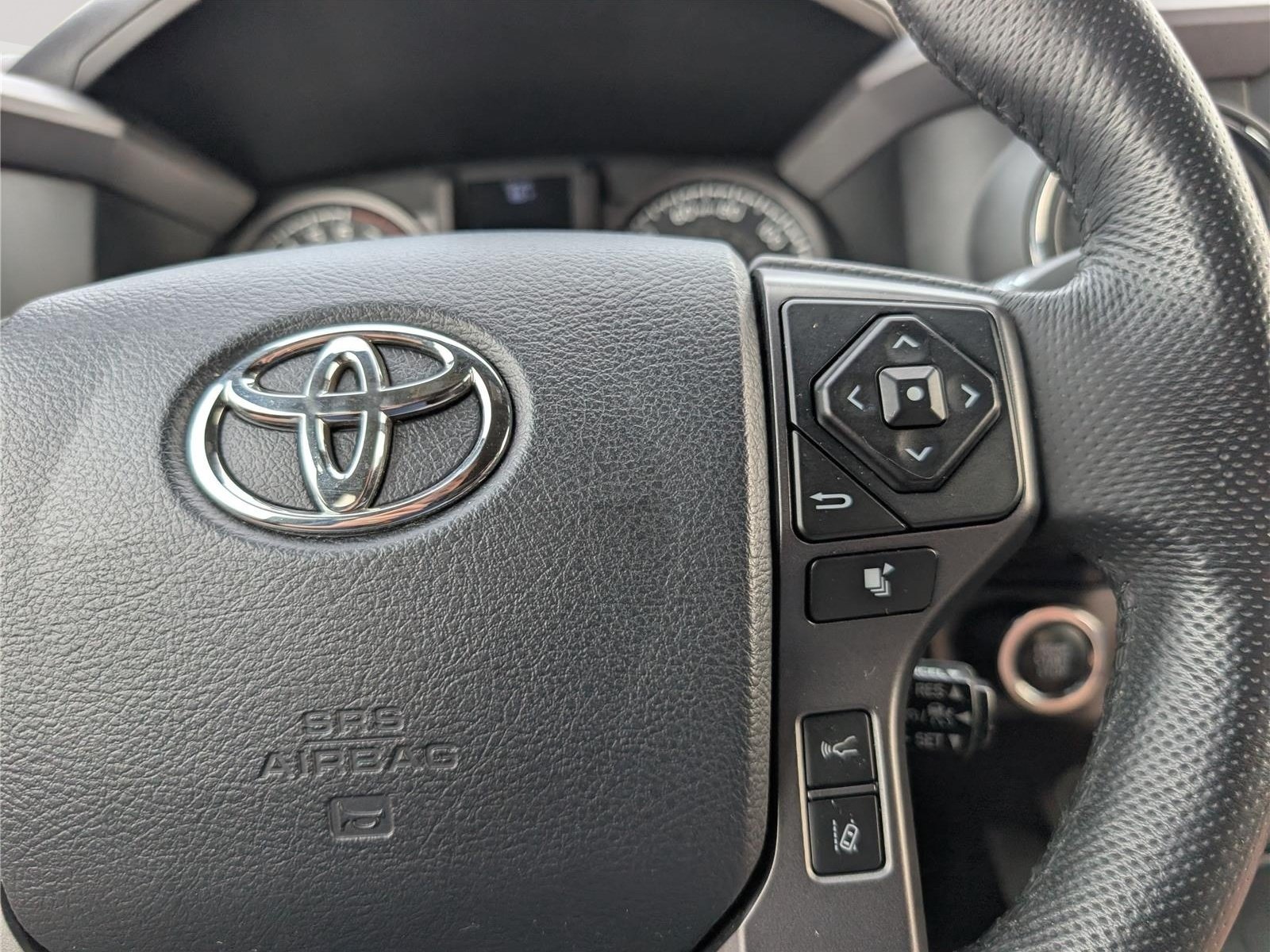 Used 2018 Toyota Tacoma TRD Sport w/ TRD Premium Sport Package AWD/4WD image 22