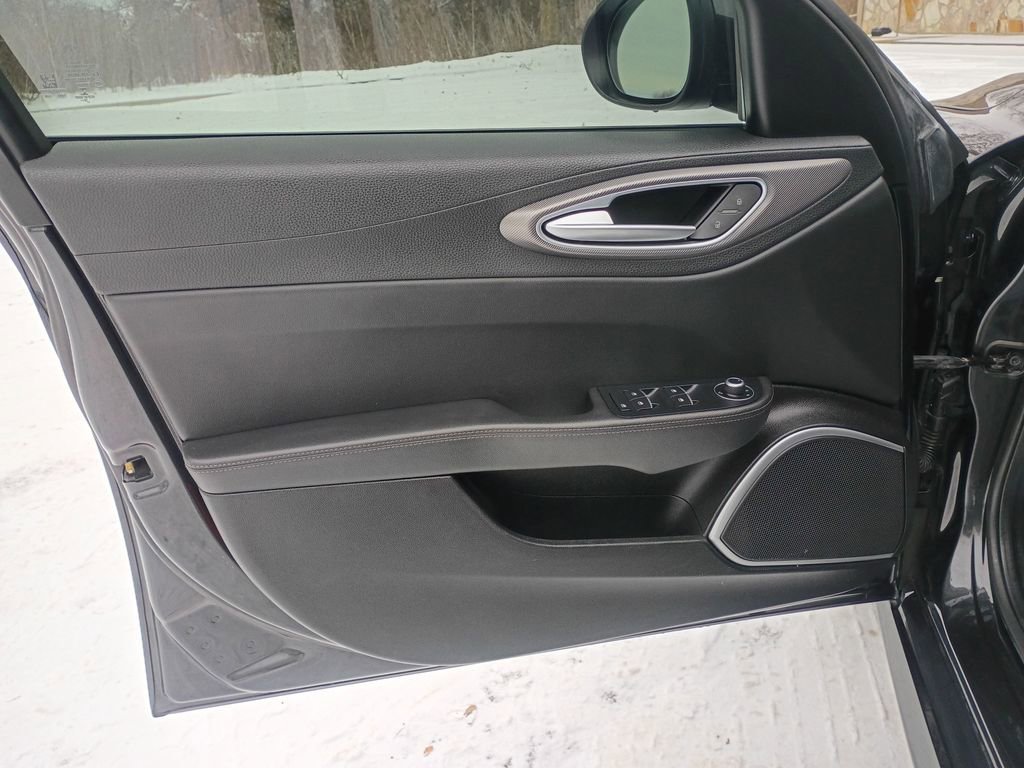 Used 2017 Alfa Romeo Giulia AWD image 10