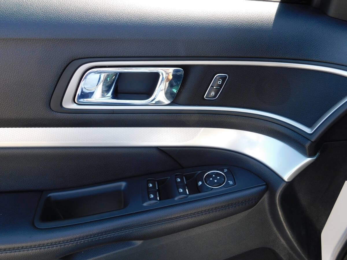 Used 2017 Ford Explorer XLT w/ Equipment Group 202A image 22