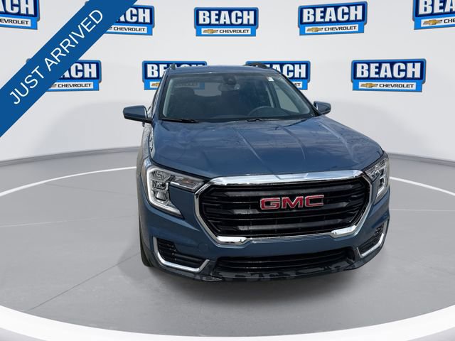 Used 2024 GMC Terrain SLE w/ Driver Convenience Package image 3