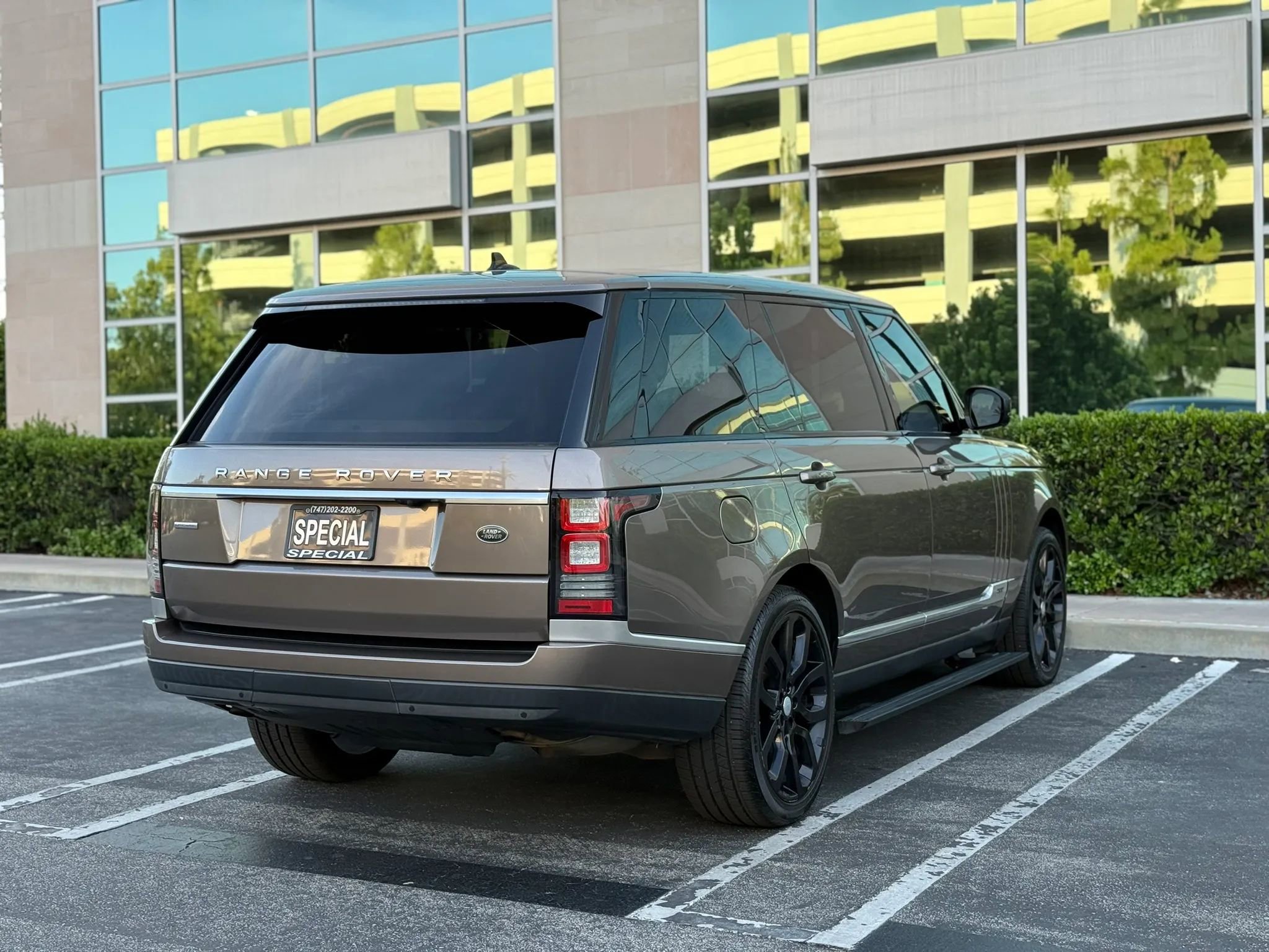 Used 2016 Land Rover Range Rover Long Wheelbase Supercharged AWD/4WD image 5